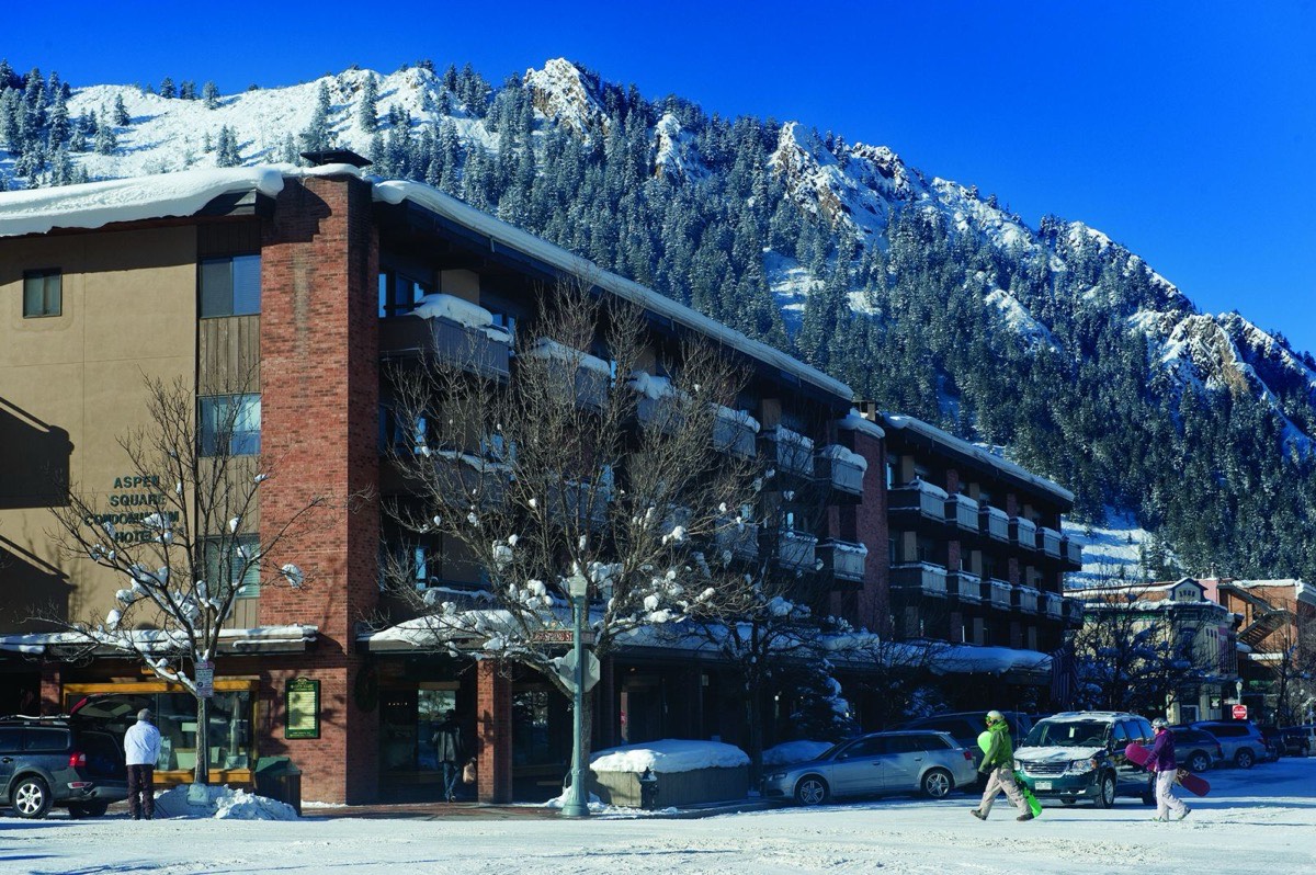 Aspen Square exterior invierno